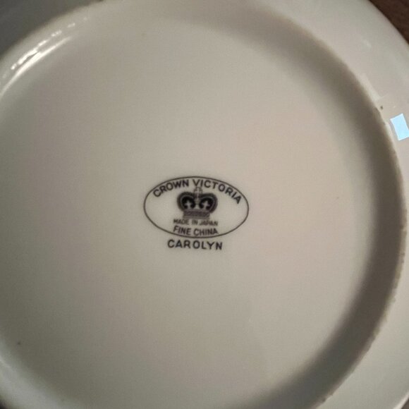 Crown Victoria  - Carolyn - 9" round Vegetable bowl - Picture 4 of 4
